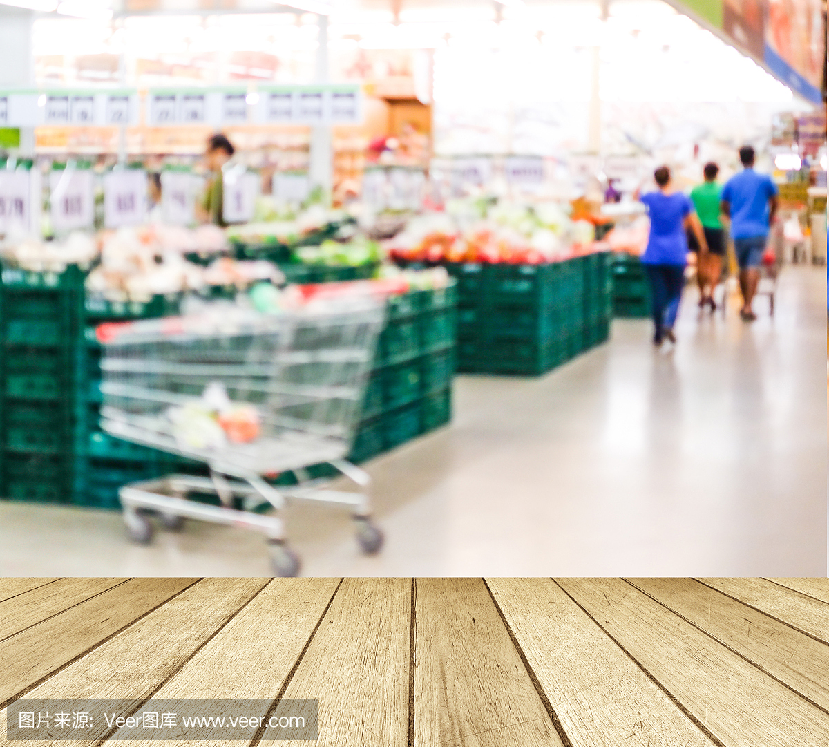 透视木材在模糊超市与人的背景